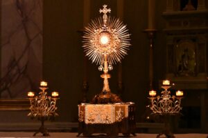 Milagros Eucarísticos: Historia, Ciencia y el Corazón Vivo de Jesús en la Hostia