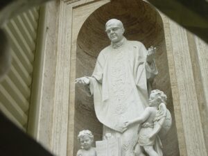 San Josemaría Escrivá de Balaguer: El Santo que Encontró a Dios en lo Ordinario